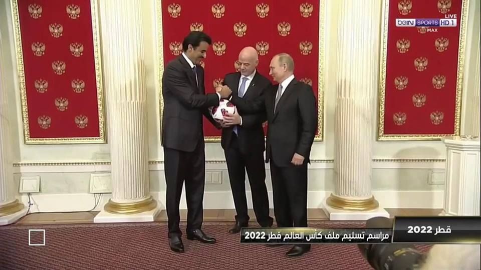 أمير قطر يتسلم من الفيفا شارة مونديال 2022
