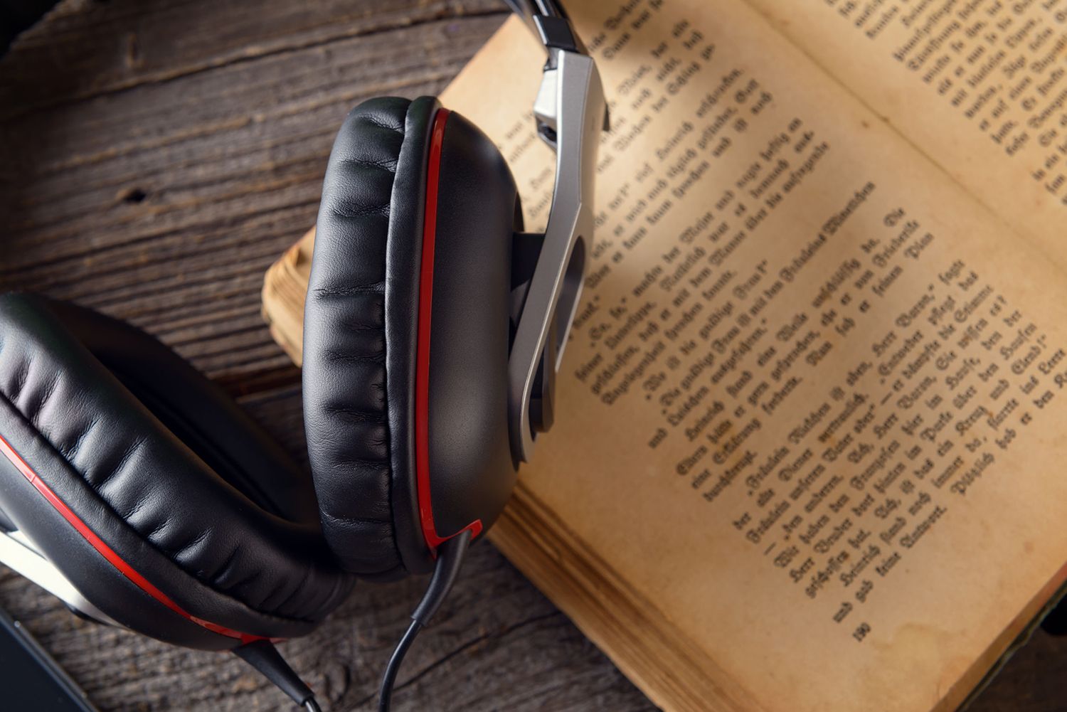 9 منصّات عربية تقدّم كتب صوتية مجانًا!