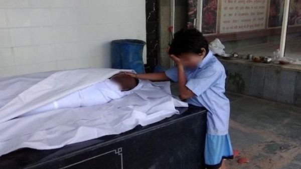 صورة طفل يبكي والده المتوفى تجمع 43000 دولار خلال يوم واحد