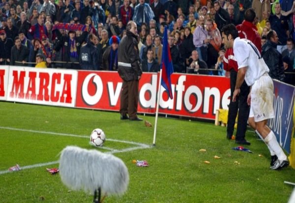 ماهي أغرب الأشياء التي ألقاها الجمهور على لاعبي كرة القدم؟ 