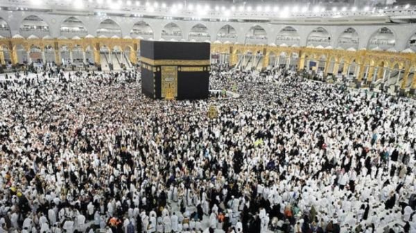 السعودية.. مليون مصلٍ وزائر في الحرم المكي يومياً