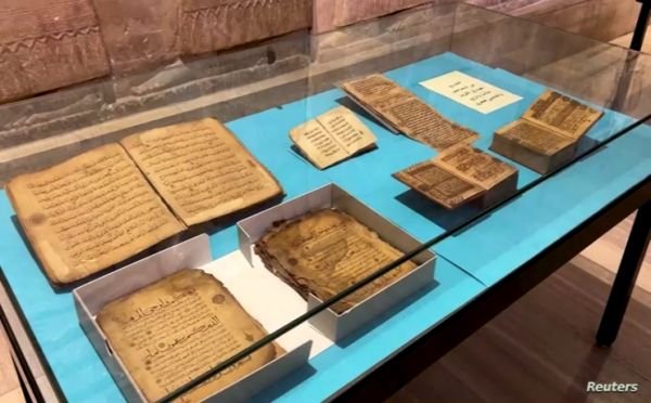 عرض مخطوطات قرآنية نادرة تعود للقرن الأول هجري في العراق 
