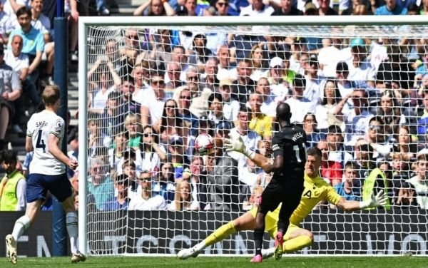 برينتفورد يزيد من متاعب توتنهام في ملعبة