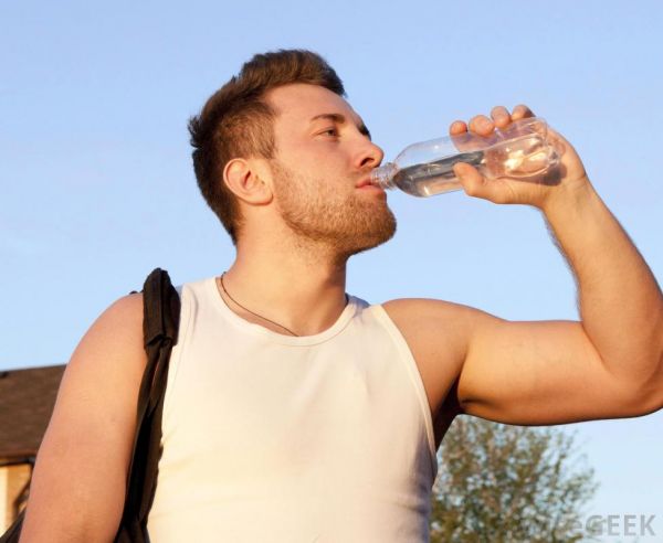 ماذا سيحدث لو شربت 10 أكواب من الماء يوميا لمدة شهر؟! - University Journal