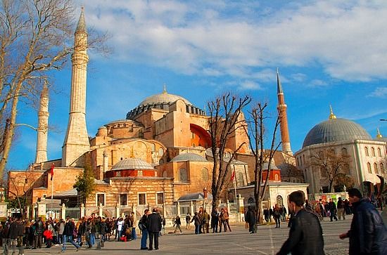 آلاف المسلمين بإسطنبول يطالبون بفتح مسجد "آيا صوفيا" لتأدية الصلاة فيه في ذكرى فتح القسطنطينية - University Journal