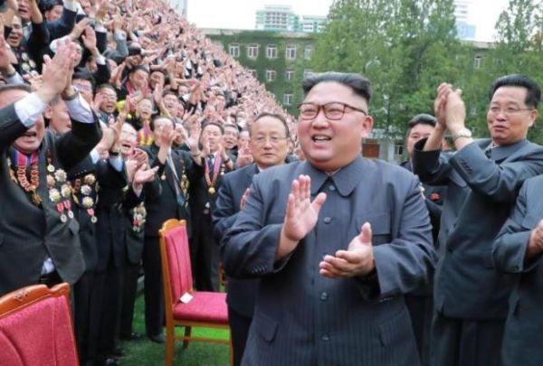 زعيم كوريا الشمالية يهدي الجنوب زوجا من الكلاب - صحيفة الجامعة