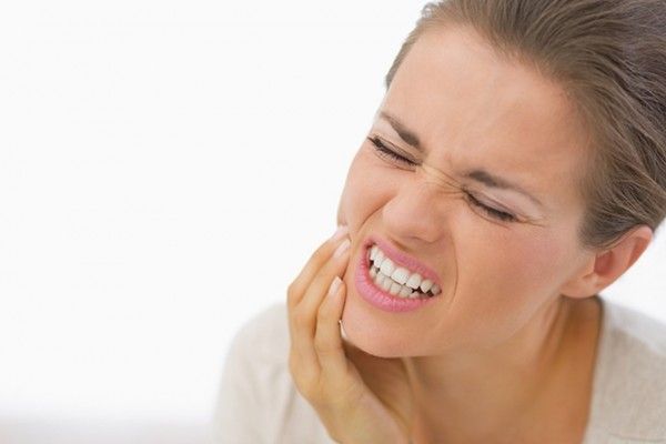 علاجات طبيعية فعالة لتسكين آلام الأسنان - صحيفة الجامعة