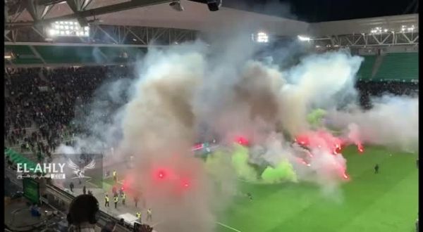 شغب الجماهير يتسبب في تأجيل مباراة سانت إتيان وآنجيه في الدوري الفرنسي - صحيفة الجامعة