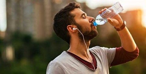 تحذير: عدم شرب كمية كافية من الماء في الطقس الحار قد يؤدي إلى جلطات دموية - صحيفة الجامعة