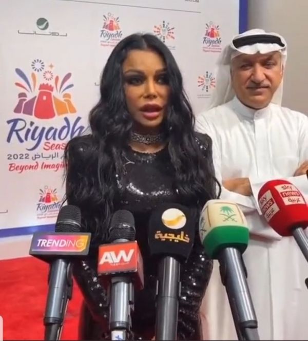 هيفاء وهبي ترد على صورتها "المشوهة" في موسم الرياض - صحيفة الجامعة