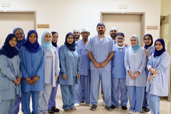 مستشفى عماني يُجري عملية زراعة قوقعة لأصغر طفل في العالم - صحيفة الجامعة