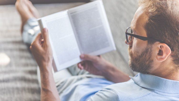 سبعة كتب قرأها أصحاب المليارات قبل بلوغهم الثلاثين - صحيفة الجامعة