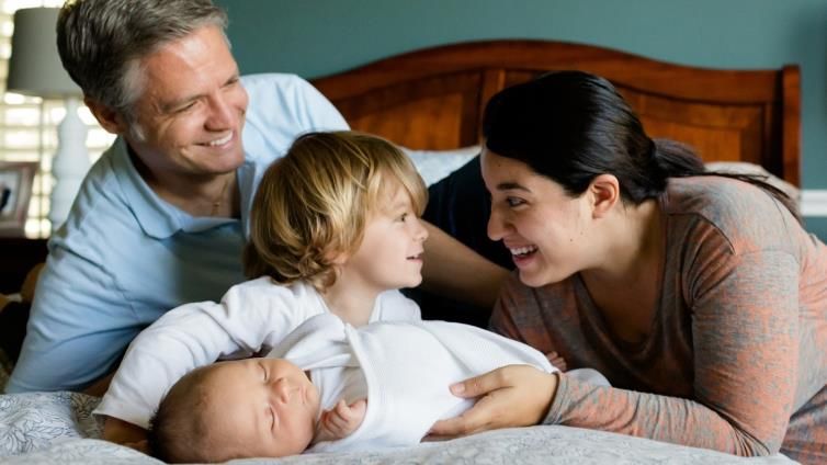 وهم الحرية.. كيف تتلاعب الرأسمالية بقرار إنجابك للأطفال؟ - صحيفة الجامعة