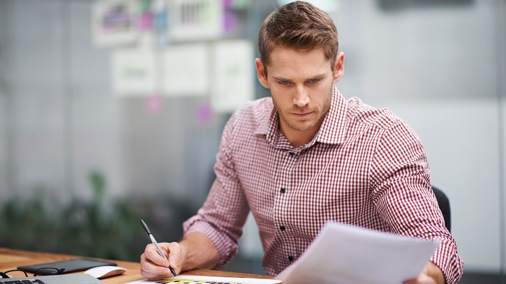 أن تعمل من منزلك بالبيجامة.. كيف يؤثر العمل الحر على صحتك النفسية؟ - صحيفة الجامعة