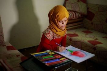 آسيا الذبحاني.. شابة يمنية تغلبت على الإعاقة بمهارة الفن التشكيلي