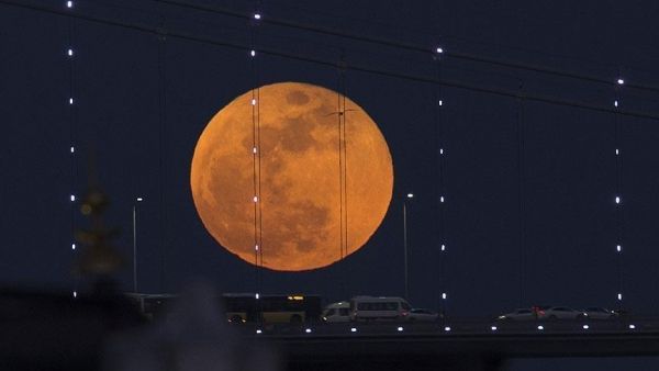 العالم اليوم على موعد مع أكبر "قمر عملاق" - صحيفة الجامعة