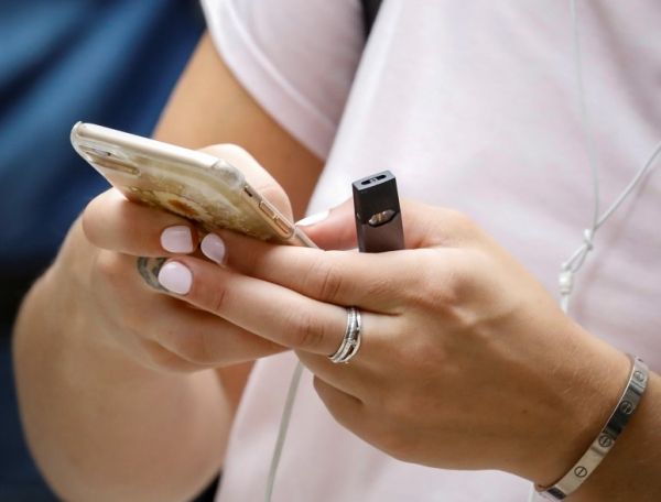 كيف يؤثر هاتفك المحمول على جسمك وعقلك؟ - صحيفة الجامعة