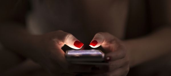 سجن زوجة إماراتية بسبب تفتيشها في هاتف زوجها.. وهذه العقوبة التي تنتظرها - صحيفة الجامعة