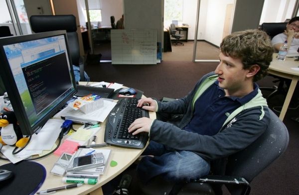 "فيلم فيسبوك" يكشف ماضي مارك المشبوه والجانب الخفي من شخصيته - صحيفة الجامعة