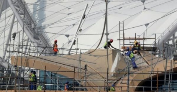 عمّال يبنون منشآت مونديال 2022 في قطر لكنهم لن يشاهدوا مبارياته فيها - صحيفة الجامعة