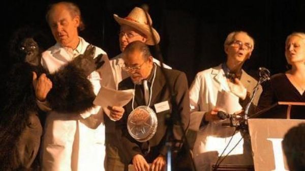 هل سمعت بجائزة نوبل للحماقة ولمن تمنح؟ تعرف عليها - صحيفة الجامعة