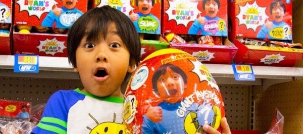 طفل عمره 7 سنوات يربح 22 مليون دولار سنوياً لـ«استعراض ألعابه» في يوتيوب (فيديو) - University Journal