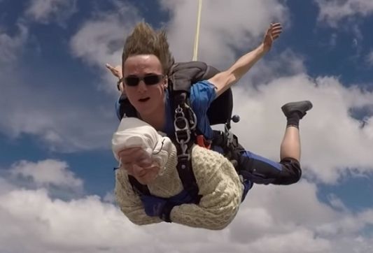 عجوزة بعمر 102عام تقفز بالمظلة من علو 4000 متر! (فيديو) - صحيفة الجامعة