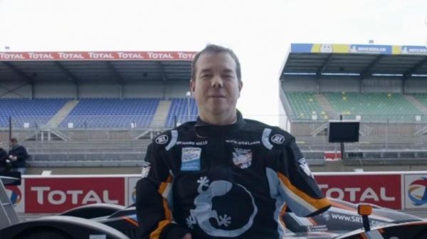 رجل مبتور الأطراف يقود سيارة سباق (فيديو) - صحيفة الجامعة