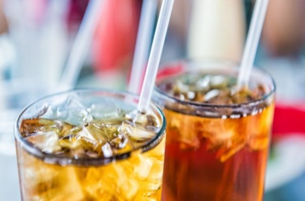 10 أسباب صحية ستبعدك عن المشروبات الغازية السكرية - صحيفة الجامعة