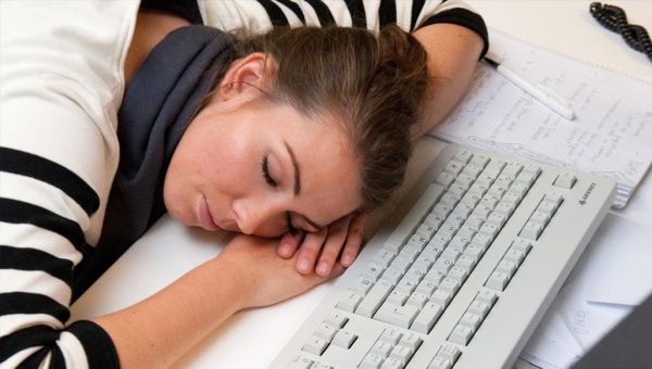 على ماذا يدل الشعور بالنعاس بشكل مستمر؟ - صحيفة الجامعة