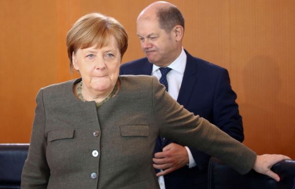 معجبة عاملة بالمطار تصدم بسيارتها طائرة أنجيلا ميركل (صورة) - صحيفة الجامعة