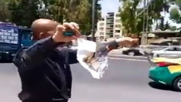 أردني يحرق شهادة الدكتوراه أمام مبنى الحكومة قهرا من أوضاعه (فيديو) - صحيفة الجامعة