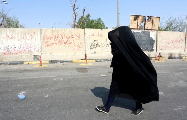 فيديو صادم لعراقي يطرد أمه من بيته ويخرجها حافية القدمين - صحيفة الجامعة