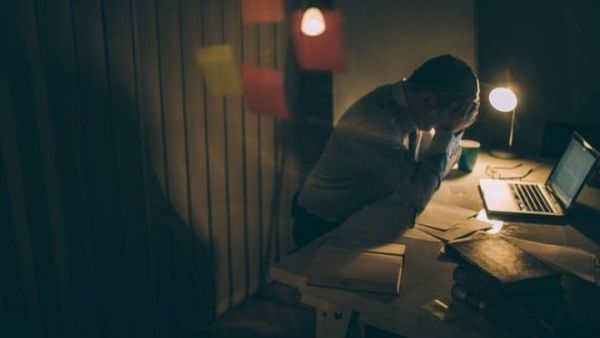 العمل لساعات طويلة قد يؤدي إلى السكتة الدماغية - صحيفة الجامعة