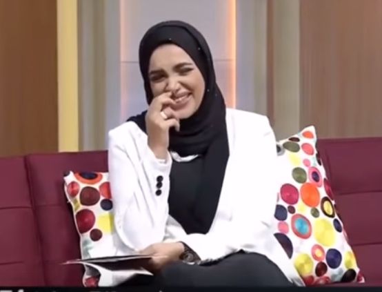 ضحك هستيري من مذيعة يضع ضيفها في موقف محرجٍ بعد القاء قصيدة (فيديو) - صحيفة الجامعة