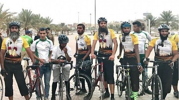 ثمانية حجاج من لندن يصلون القاهرة بدراجاتهم في طريقهم لمكة - صحيفة الجامعة