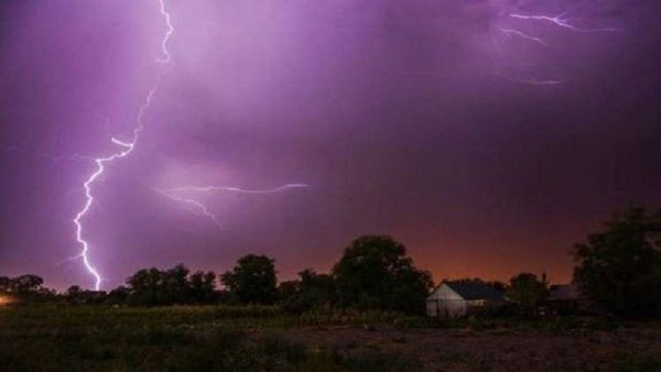 لماذا يجب فصل "الكمبيوتر" عن الكهرباء أثناء العاصفة الرعدية؟ - صحيفة الجامعة