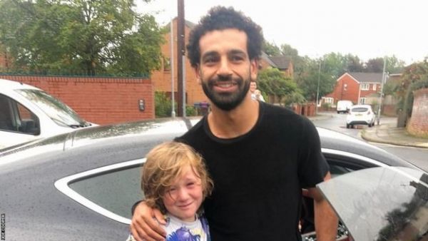 محمد صلاح يطمئن على مشجع صغير أصيب أثناء ملاحقة سيارته - صحيفة الجامعة