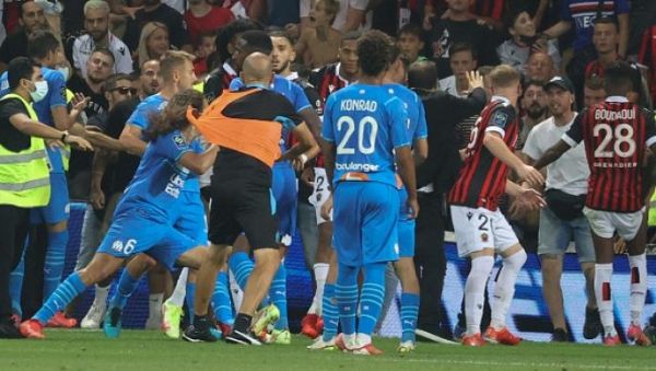 "قارورة" مياه تُشعل معركة بين جماهير نيس ولاعبي مرسيليا - صحيفة الجامعة