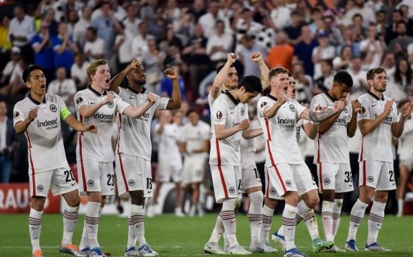 آينتراخت فرانكفورت يتوّج بلقب الدوري الأوروبي - صحيفة الجامعة