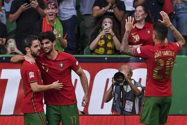 البرتغال تتصدر المجموعة الثانية بفوز سهل على التشيك وإسبانيا تهزم سويسرا - صحيفة الجامعة