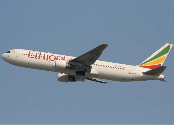 طائرة ركاب إثيوبية تتجاوز مدرج الهبوط بسبب نوم قائديها  - صحيفة الجامعة
