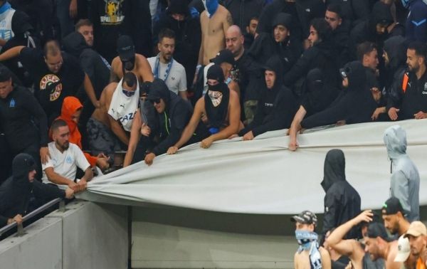 جماهير مارسيليا الفرنسي تمزق لافتة دعم المثليين في مباراة أمام توتنهام (فيديو) - صحيفة الجامعة
