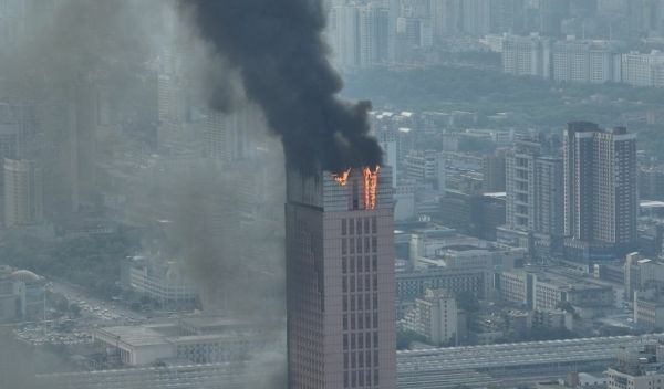 شاهد.. حريق يلتهم بناية شاهقة في الصين ويحولها إلى كتلة سوداء - صحيفة الجامعة