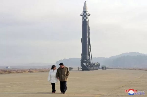 في ظهور نادر.. زعيم كوريا الشمالية كيم جونغ أون يكشف عن ابنته (صور) - University Journal